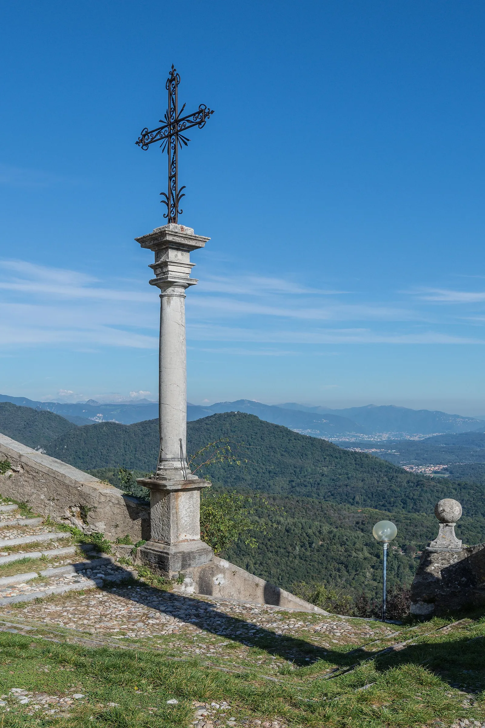 Sacro Monte di Varese, la colonna con la croce
