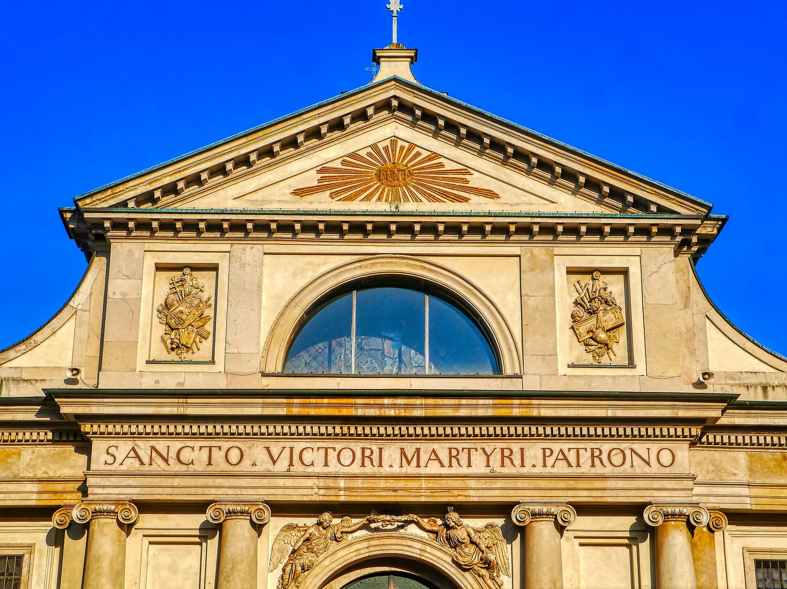 Basilica di San Vittore, il frontone